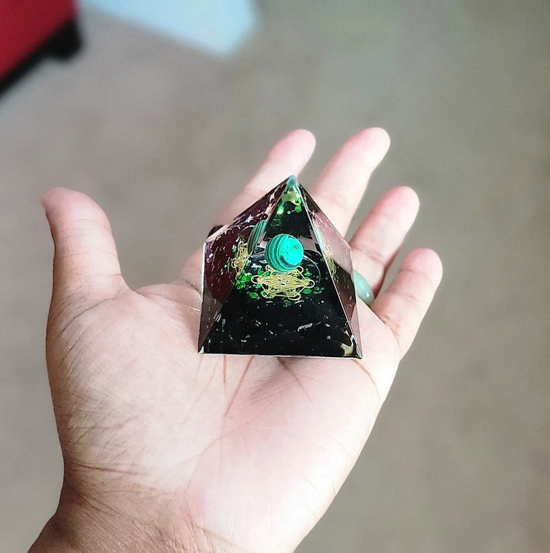 Pirámide de cristal de malaquita