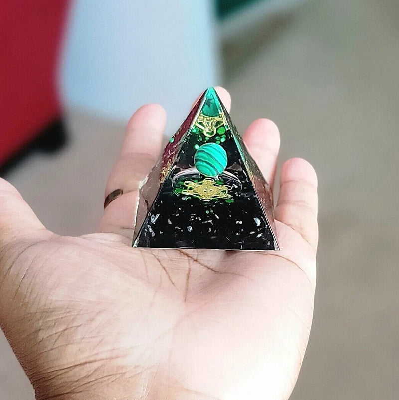 Pirámide de cristal de malaquita